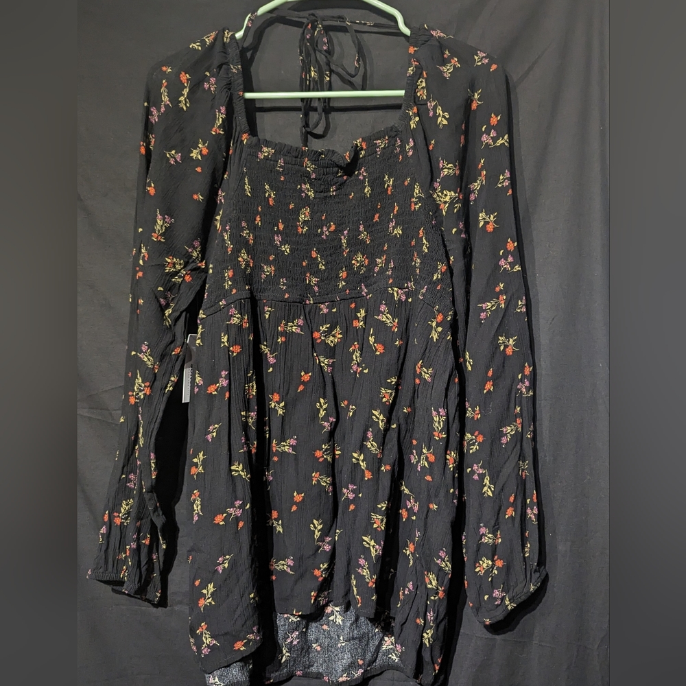 Sonoma M-MAT floral maternity long sleeve. Split neck. Size medium